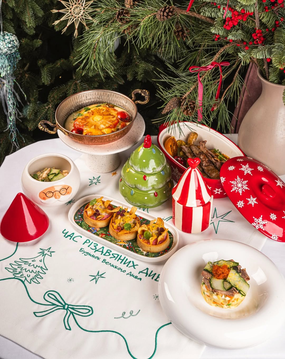 Budynok Velykoho Dyva in Kyiv – festive Ukrainian Christmas dishes served at a winter holiday table