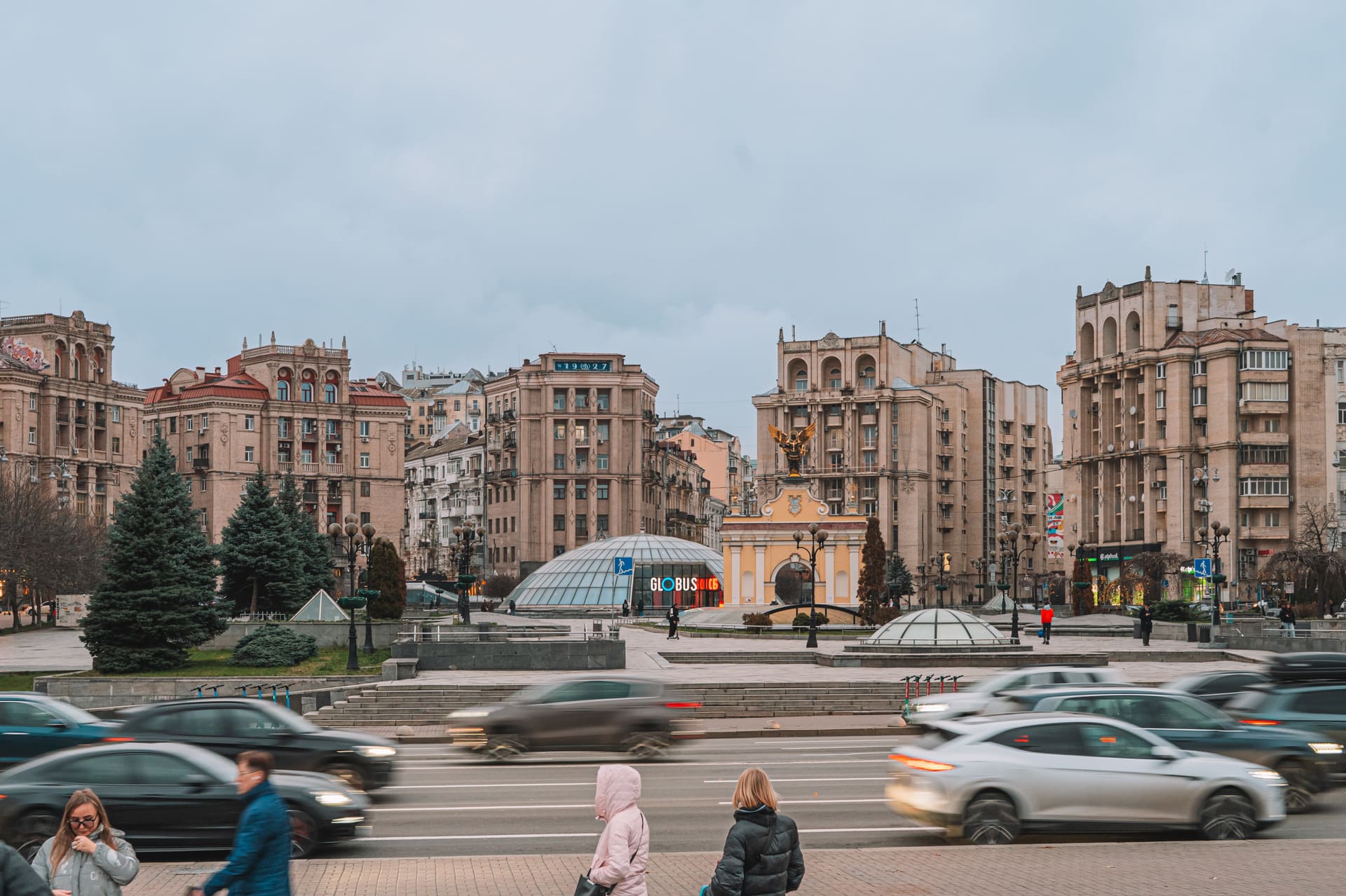 Independence Square in Kyiv - traffic passing the Lachin Gates and Globus dome