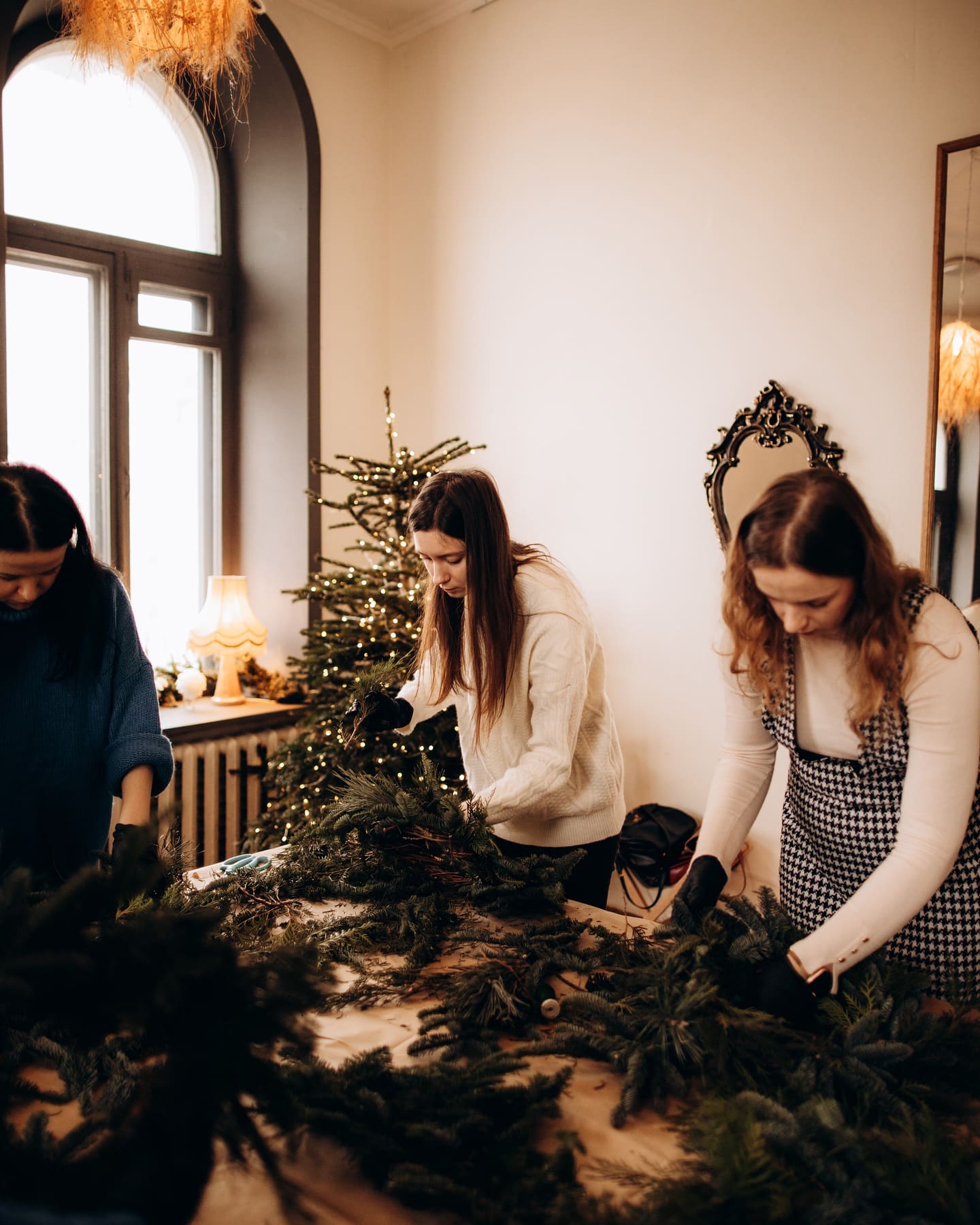 Isaeva Gallery in Kyiv – participants creating Christmas wreaths during a winter workshop