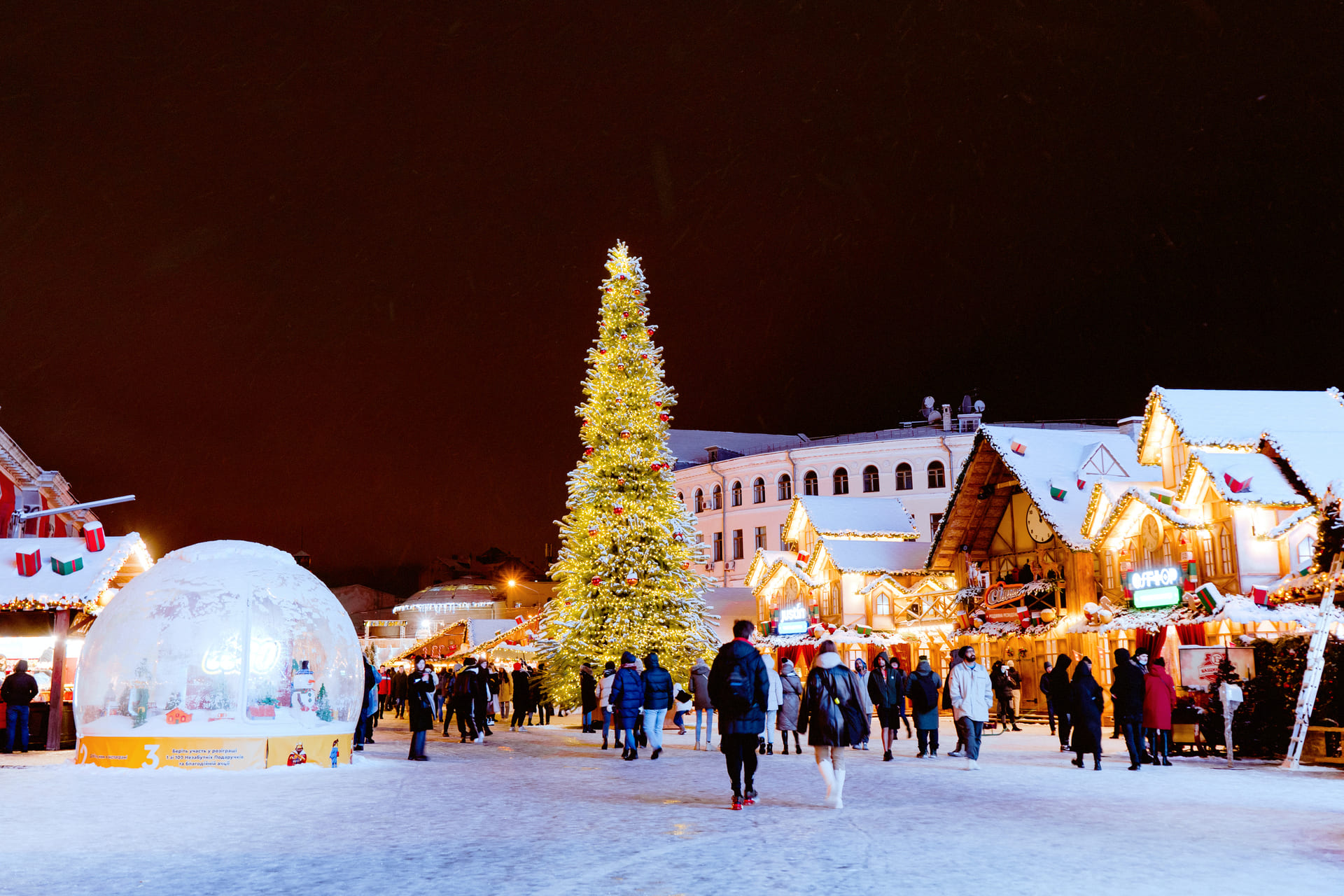 Kontraktova Square in Kyiv – Christmas fair with a decorated tree and festive stalls at night
