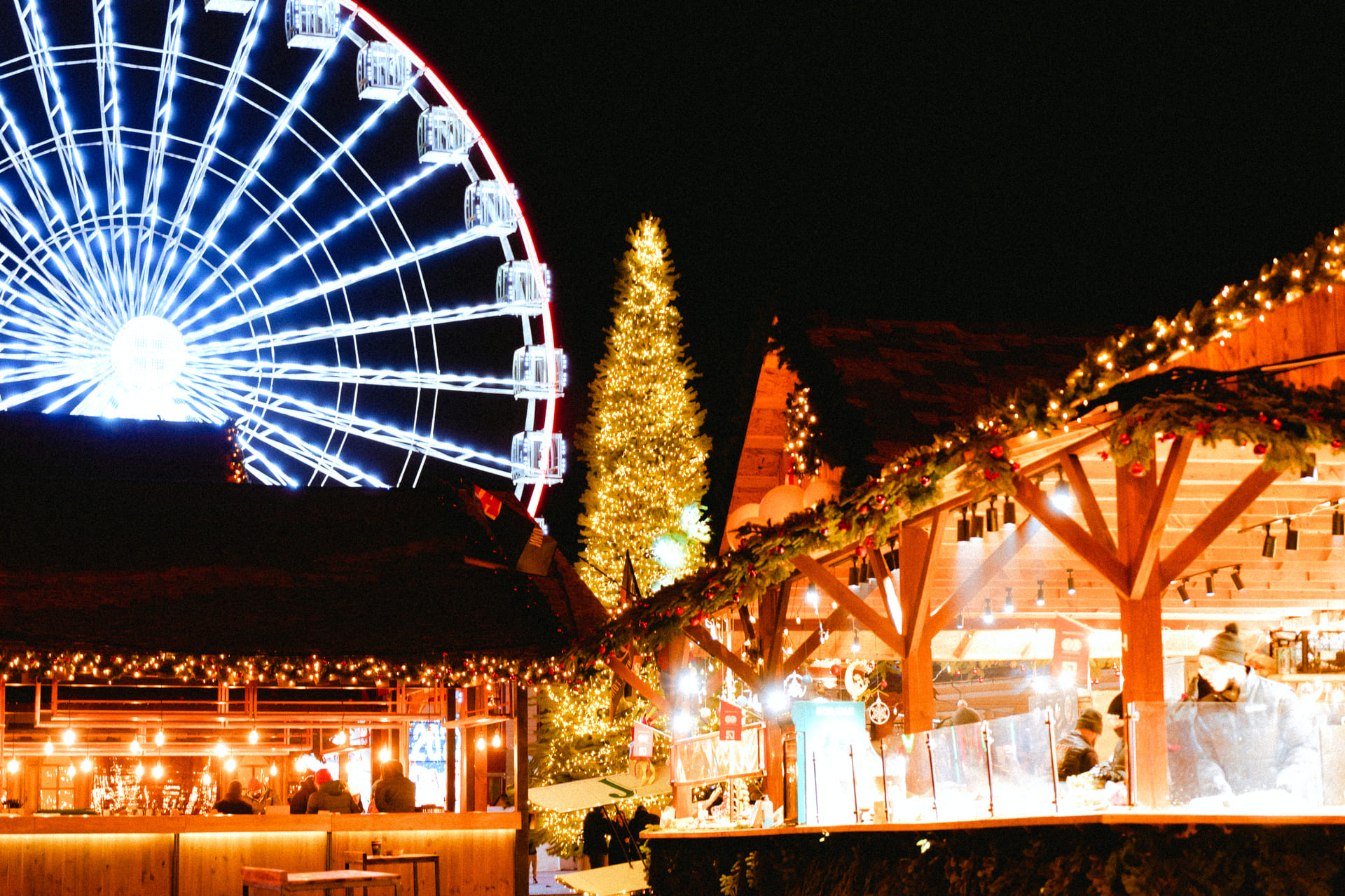 Kontraktova Square in Kyiv – illuminated Christmas huts and Ferris wheel during the winter fair