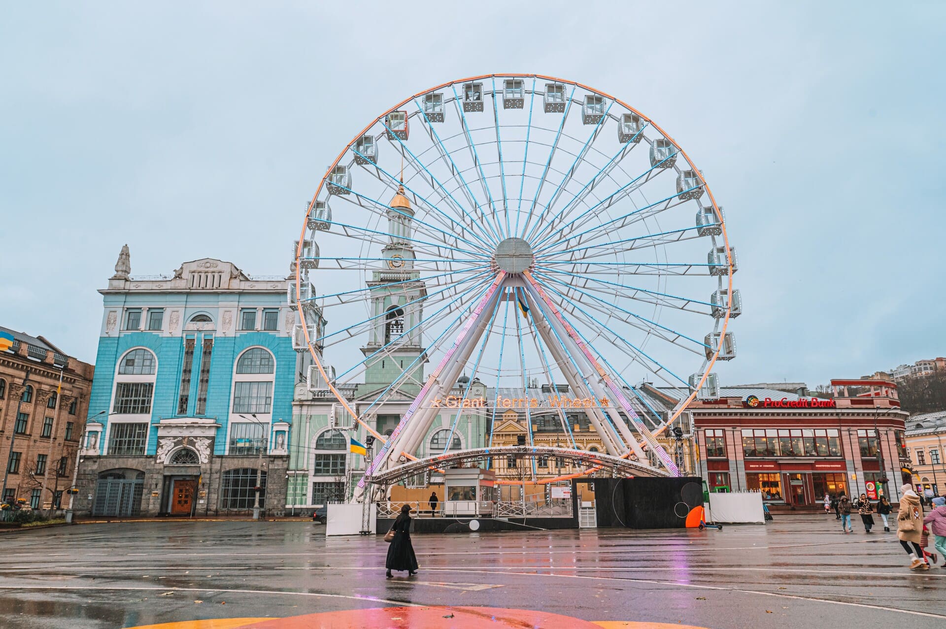 Kontraktova Square in Kyiv - Ferris wheel and the historic Contract House
