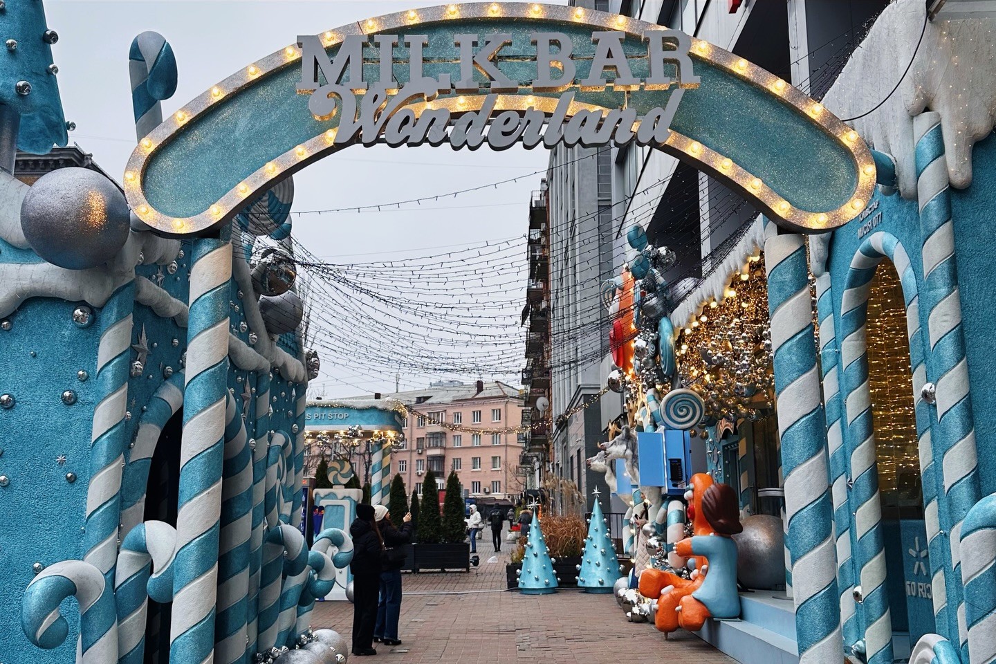 Milk Bar Wonderland in Kyiv – festive archway and winter decorations on the street