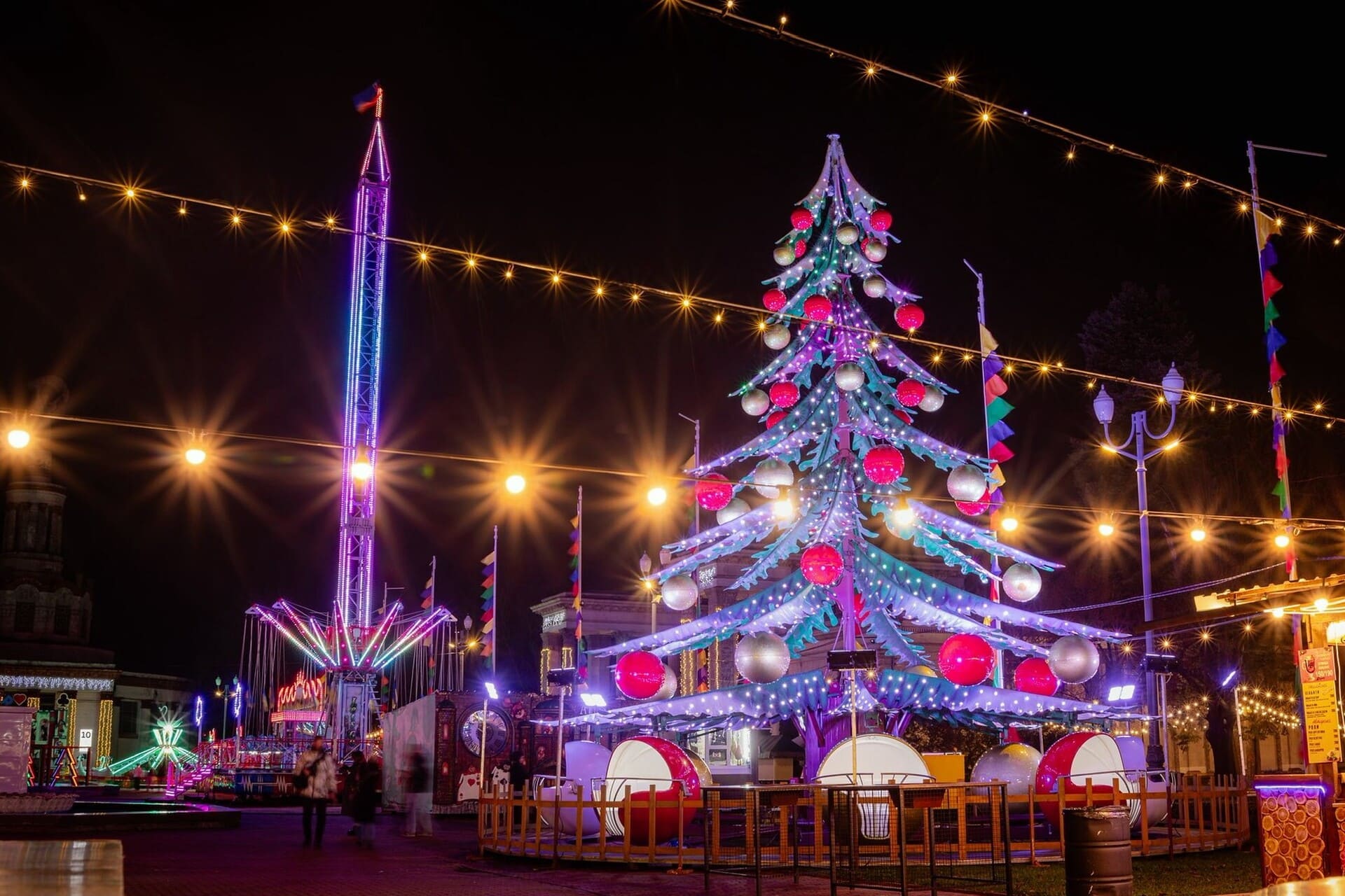 Decorated Christmas tree at Zymova Kraina, VDNG in Kyiv