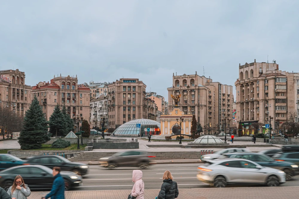 Independence Square in Kyiv - traffic passing the Lachin Gates and Globus dome