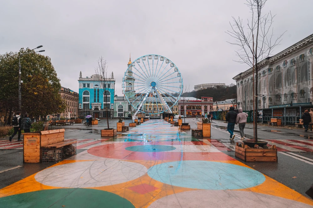 Kontraktova Square in Kyiv - ferris wheel and colorful painted pavement