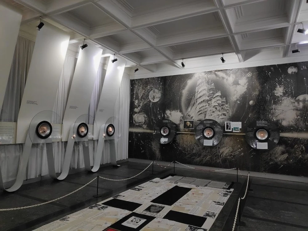 Museum of Microminiatures of Mykola Syadrystoho in Kyiv – an exhibition hall with round viewing lenses for observing microscopic art
