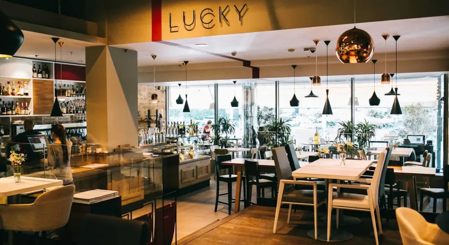 Інтер'єр ресторану Lucky Restaurant Vinoteque у Києві