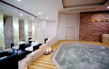 Spa Diva spa center: jacuzzi with hydromassage and candles