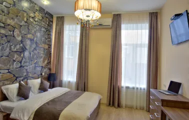 Bed in a Golden Gate Inn room