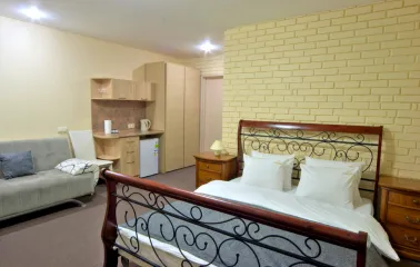 Double bedroom at Golden Gate Inn