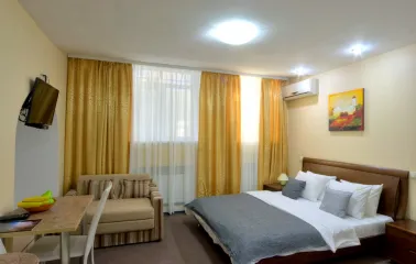 Studio room at Golden Gate Inn