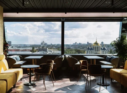 11 Mirrors Restaurant & Bar