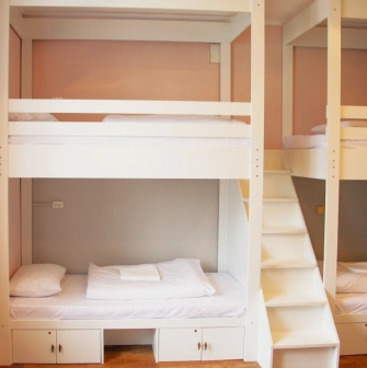 Kashtan Guest House - cozy apartment bedroom with a double bed