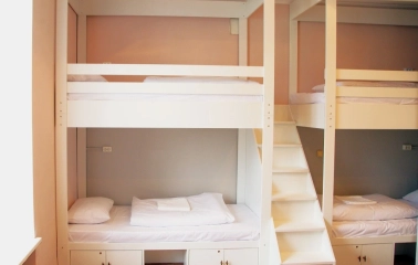 Kashtan Guest House - cozy apartment bedroom with a double bed