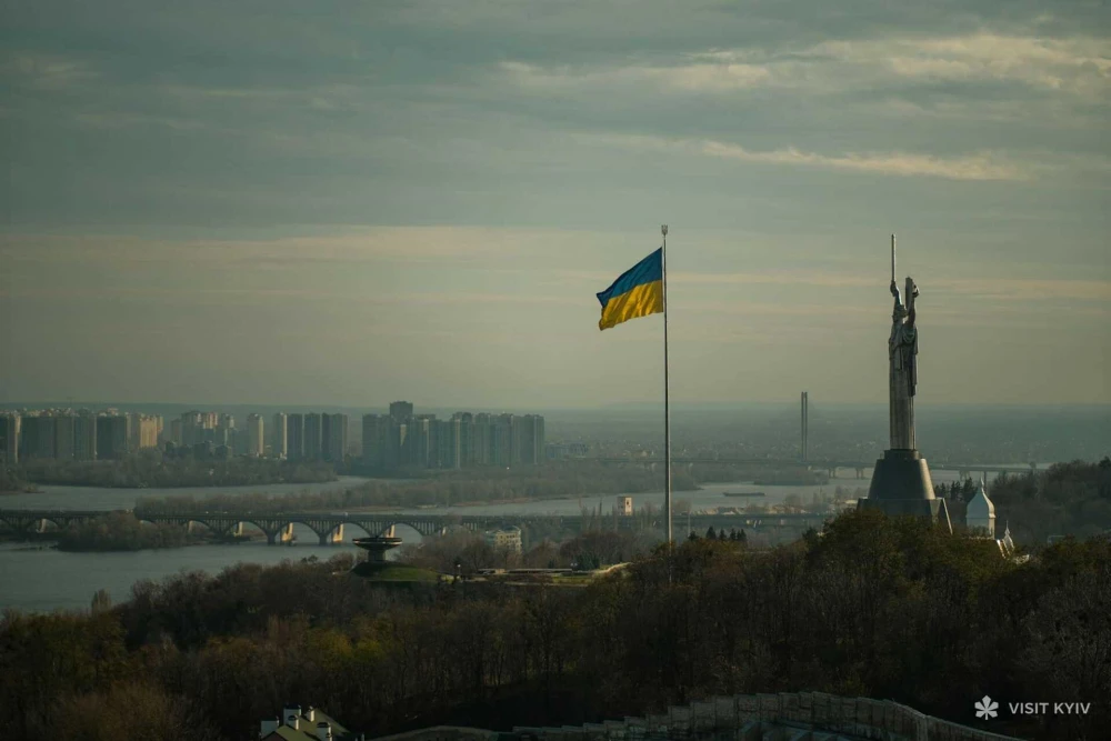 Панорама з монументом Батьківщина-мати в Києві
