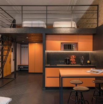 Globe Runner Hostel - interior view of a room with sleeping arrangements on two levels