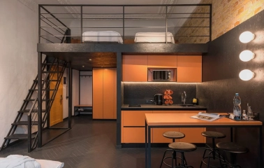 Globe Runner Hostel - interior view of a room with sleeping arrangements on two levels