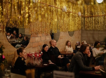 Restaurant Zigzag - interior with tinsel decorations a brick wall and seated guests