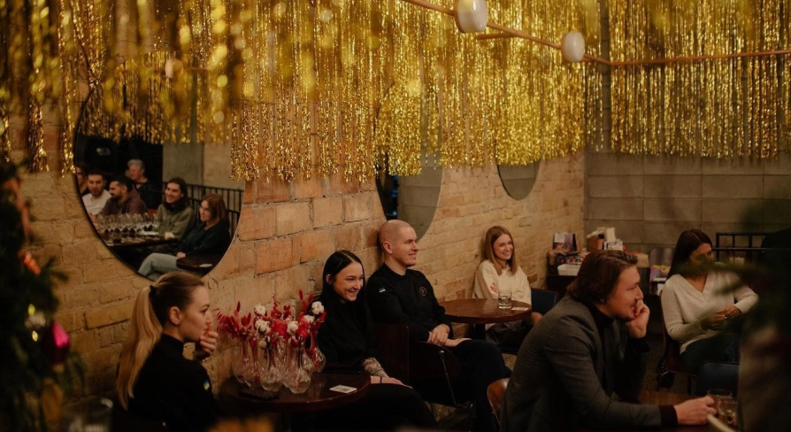 Restaurant Zigzag - interior with tinsel decorations a brick wall and seated guests