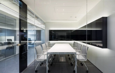 UNIT.City - small meeting room with screen and chairs