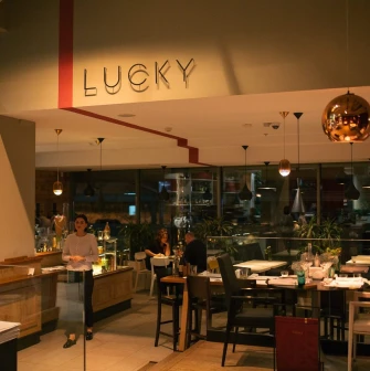 Інтер'єр ресторану Lucky з барною стійкою та сучасним освітленням