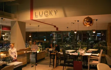 Інтер'єр ресторану Lucky з барною стійкою та сучасним освітленням