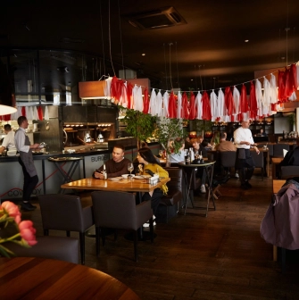 BEEF meat & wine - modern interior with comfortable leather chairs