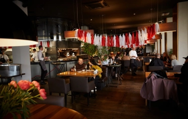 BEEF meat & wine - modern interior with comfortable leather chairs