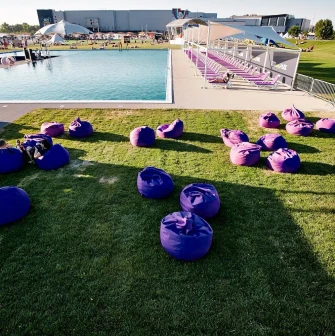 Уютна зона відпочинку з дерев'яними меблями та пуфами в Sky Family Park, Київ