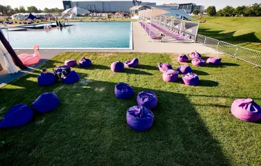 Уютна зона відпочинку з дерев'яними меблями та пуфами в Sky Family Park, Київ