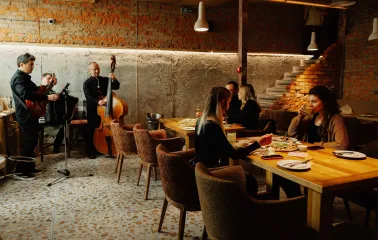 Restaurant Tisto, Syr i Titka Bella - live music performance near dining tables in a rustic room