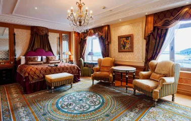 Fairmont Grand - decorated hotel suite with seating area