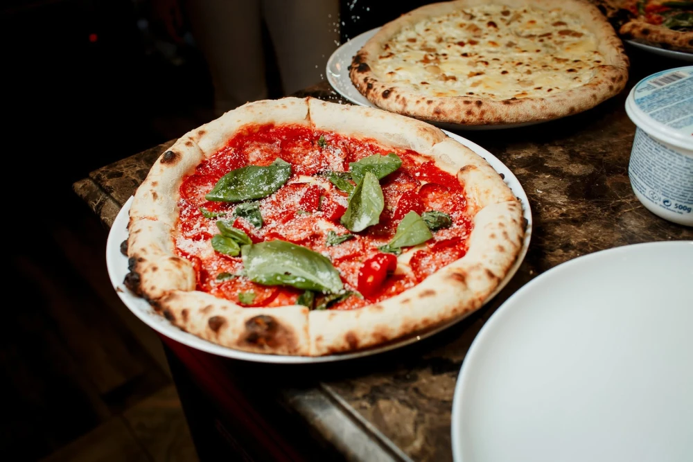 Pizza with tomato sauce and basil at Tisto, Syr ta titka Bella