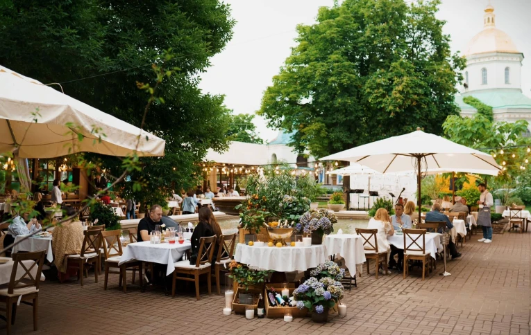Restaurant Vero Vero - covered outdoor dining terrace with light fixtures and comfortable seating