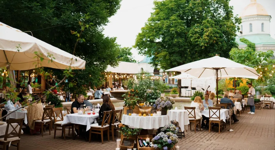 Restaurant Vero Vero - covered outdoor dining terrace with light fixtures and comfortable seating