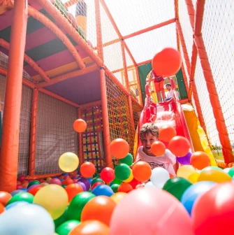 Діти грають на надувних атракціонах біля басейну в Sky Family Park, Київ