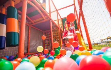 Діти грають на надувних атракціонах біля басейну в Sky Family Park, Київ