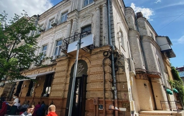 Restaurant Zigzag - restaurant facade with outdoor seating and large windows