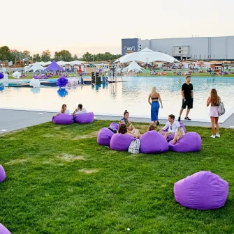Різнокольорові пуфи-мішки на траві у відпочинковій зоні Sky Family Park, Київ