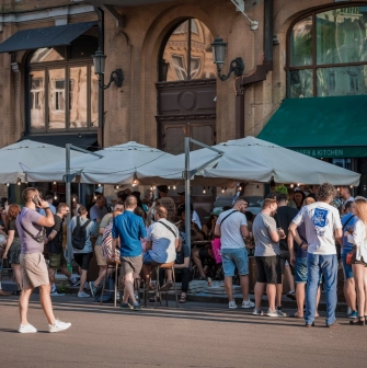 Pab Kedy - crowded street terrace outside the pub with many seated guests