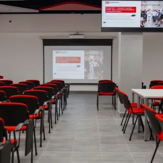 Kooperativ - large conference setup with seating and screen