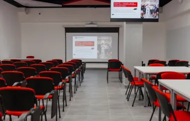 Kooperativ - large conference setup with seating and screen