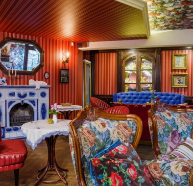 Restaurant Za Dvoma Zaicyamy - dining room with varied seating a sofa and a decorative fireplace