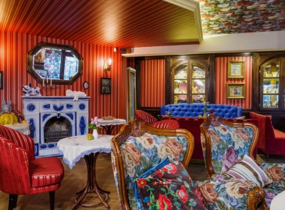 Restaurant Za Dvoma Zaicyamy - dining room with varied seating a sofa and a decorative fireplace