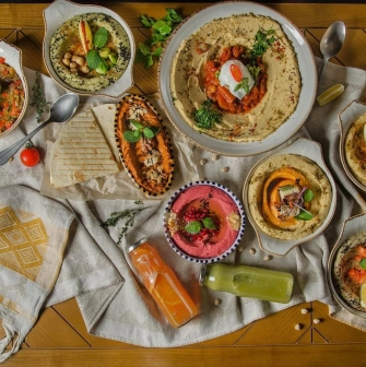 Restaurant Italiets iz Beiruta - table with various hummus dishes and drinks