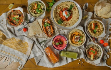 Restaurant Italiets iz Beiruta - table with various hummus dishes and drinks