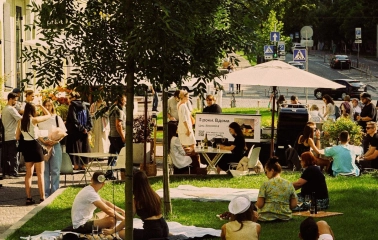 Pure Naive - outdoor terrace seating area with tables