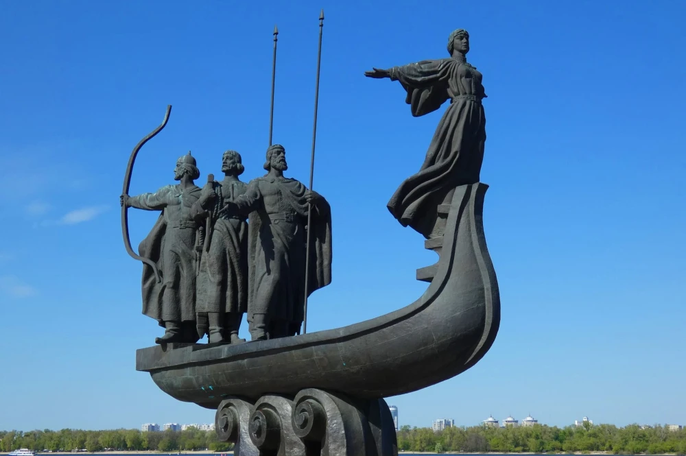Пам'ятник засновникам Києва на набережній