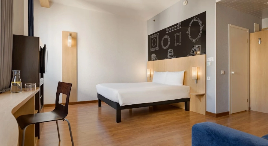 Ibis Kyiv City Center in Kyiv - bright bedroom with white bed and minimalist design